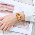 ساعة نسائية أنيقة SKMEI بتصميم ذهبي وماسي مع خاصية مقاومة الماء للرفاهية اليومية - Image 2